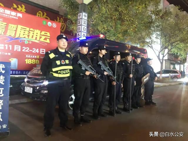 白水县公安局巡特警大队组织集中开展武装巡逻工作