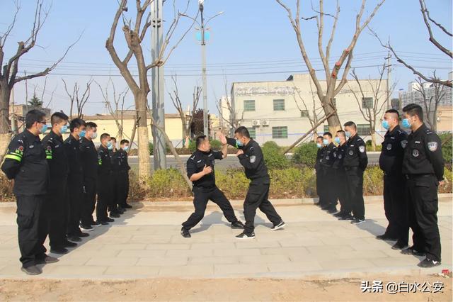 白水县公安局党委委员、副局长刘红军深入巡特警大队指导实战大练兵工作（图）